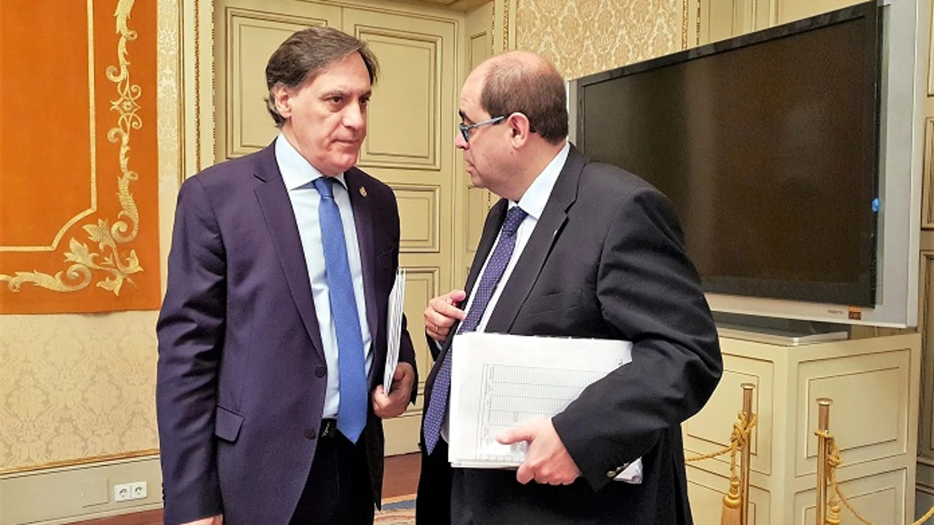 El alcalde de Salamanca, Carlos García Carbayo, junto al concejal Fernando Rodríguez