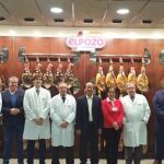 El embajador de Vietnam en el centro junto a miembros de su equipo, junto a los máximos responsables de El Pozo Alimentación