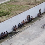 HAB03. LA HABANA (CUBA) 09/04/2013.- Un militar cubano abre la celda de tres reclusos, en la prisión Combinado del Este, en La Habana (Cuba) hoy, martes 9 de abril de 2013, durante una visita realizada por la prensa nacional y extranjera acreditada en a isla. EFE/Alejandro Ernesto