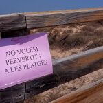 Tras la agresión a la mujer en la playa de Cullera aparecieron carteles como el que muestra la foto