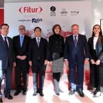 GRAF1958. MADRID, 14/01/2020.- De derecha a izquierda: la directora de la Feria Internacional de Turismo (Fitur), María Valcarce; el presidente del Comité Ejecutivo de Ifema, Clemente González Soler; la secretaria de Estado de Turismo, Isabel Oliver; el embajador surcoreano en España, Hong-jo Chun, el consejero delegado de Iberia, Luis Gallego y el director general de Ifema, Eduardo López-Puertas durante la rueda de prensa este martes 14 de enero para presentar la Feria Internacional de Turismo que se celebrará del 22 al 26 de enero y que tiene a Corea del Sur como país invitado. EFE/Fernando Alvarado