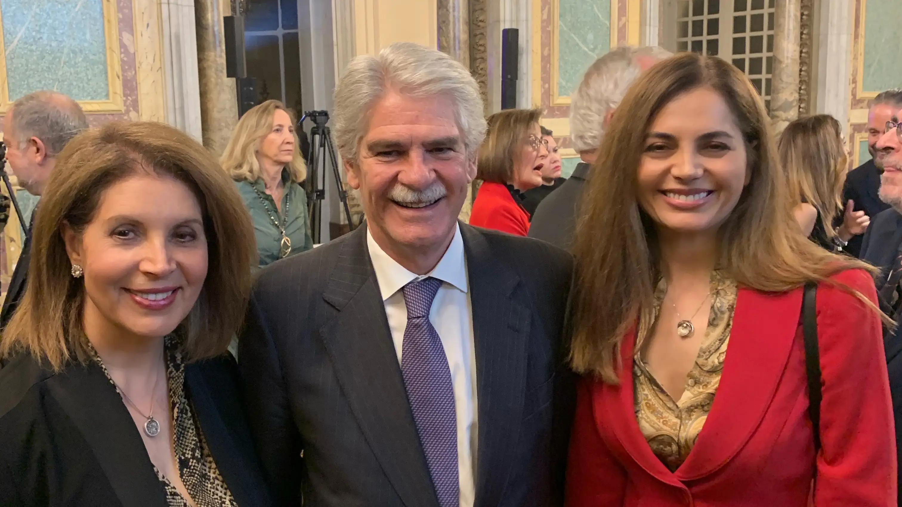 Massumeh Abdi, Alfonso Dastis y Nasrin Zhiyan.