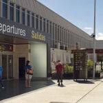 Imagen de la fachada del aeropuerto de Tenerife