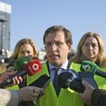 Acompañado de la delegada de Obras y Equipamientos del Ayuntamiento de Madrid, Paloma García Romero (i) y de la portavoz municipal y delegada de Seguridad y Emergencias, Inmaculada Sanz (d), el alcalde de Madrid, José Luis Martínez-Almeida (c), ofrece declaraciones a los medios de comunicación tras visitar las obras de la nueva sede de la Policía Municipal en el distrito de Hortaleza, en Madrid (España), a 14 de enero de 2020.14 enero 2020, OBRAS, POLICÍAÓscar Cañas / Europa Press14/01/2020