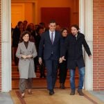 -FOTODELDIA- GRAF1729. MADRID, 14/01/2020.- El presidente del Gobierno, Pedro Sánchez (c), camina junto a la vicepresidenta primera y ministra de Presidencia y Relaciones con las Cortes, Carmen Calvo (i), y al vicepresidente de Derechos Sociales y Agenda 2030, Pablo Iglesias (d), momentos antes de posar para una foto de familia del nuevo gabinete de ministros en el Palacio de la Moncloa antes del primer Consejo de Ministros celebrado este martes. EFE/Emilio Naranjo