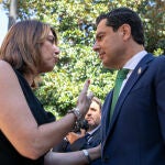 El presidente de la Junta, Juanma Moreno, saluda a la secretaria general del PSOE-A, Susana Díaz, en un acto homenaje a Blas Infante