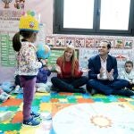 El vicepresidente de la Comunidad de Madrid, Ignacio Aguado, hoy, durante la visita al aula de Patricia del Valle, la docente galardonada como mejor profesora de Infantil de España.