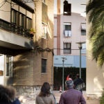 Jos&eacute;, Paola y Francis miran con incredulidad el agujero de la placa que vol&oacute; del reactor, a 3 km. Impact&oacute; contra el edificio y derrumb&oacute; el suelo del 3&ordm; que cay&oacute; y mat&oacute; a Sergio Mill&aacute;n, vecino del 2&ordm;