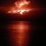 Un volcán de Ecuador entra en erupción