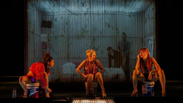 De izquierda a derecha, Carolina Yuste, Carmen Machi y Nathalie Poza, y en la proyección del fondo, Lucía Juárez