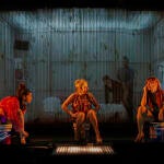 De izquierda a derecha, Carolina Yuste, Carmen Machi y Nathalie Poza, y en la proyección del fondo, Lucía Juárez