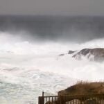 Desde las 15.00 horas de hoy y hasta la próxima madrugada habrá aviso amarillo por olas de entre cuatro y cinco metros.