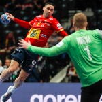 Ángel Fernandez Perez trata de marcar al portero Tomas Mrkva, de la República Checa