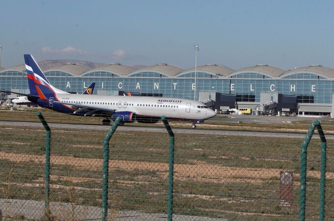 Un avión de la compañía rusa Aeroflot ha sido el primero en aterrizar en el aeropuerto de Alicante-Elche tras ser abierto pasadas las 14 horas después de que tuviera que ser cerrado ayer por un incendio en la cubierta del aeródromo alicantino. Un avión de la compañía rusa Aeroflot ha sido el primero en aterrizar en el aeropuerto de Alicante-Elche tras ser abierto pasadas las 14 horas después de que tuviera que ser cerrado ayer por un incendio en la cubierta del aeródromo alicantino.