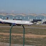 Un avión de la compañía rusa Aeroflot ha sido el primero en aterrizar en el aeropuerto de Alicante-Elche tras ser abierto pasadas las 14 horas después de que tuviera que ser cerrado ayer por un incendio en la cubierta del aeródromo alicantino.