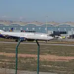 Un avión de la compañía rusa Aeroflot ha sido el primero en aterrizar en el aeropuerto de Alicante-Elche tras ser abierto pasadas las 14 horas después de que tuviera que ser cerrado ayer por un incendio en la cubierta del aeródromo alicantino.