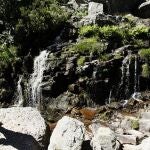 Un turista en una de las cascadas de la Laguna Negra de Urbión en la localidad soriana de Vinuesa, donde nace el Duero