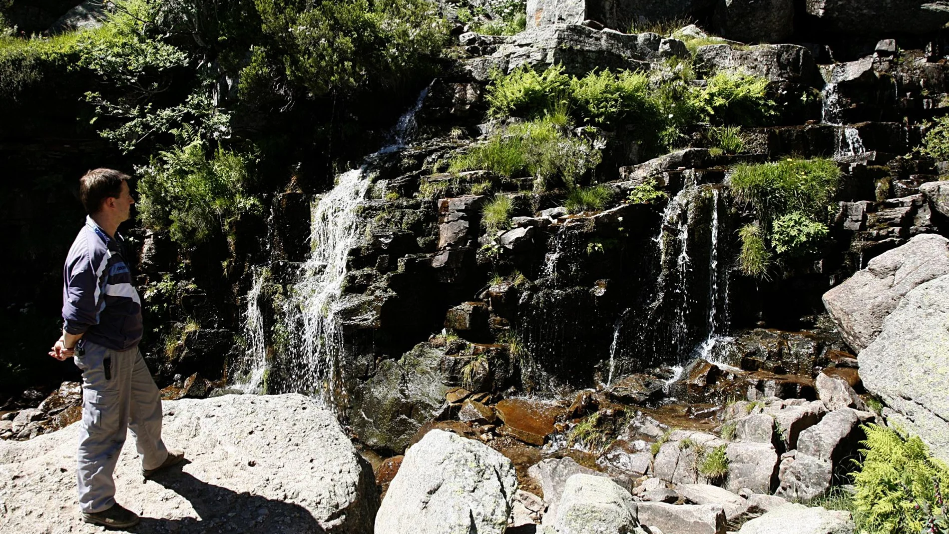 Un turista en una de las cascadas de la Laguna Negra de Urbión en la localidad soriana de Vinuesa, donde nace el Duero