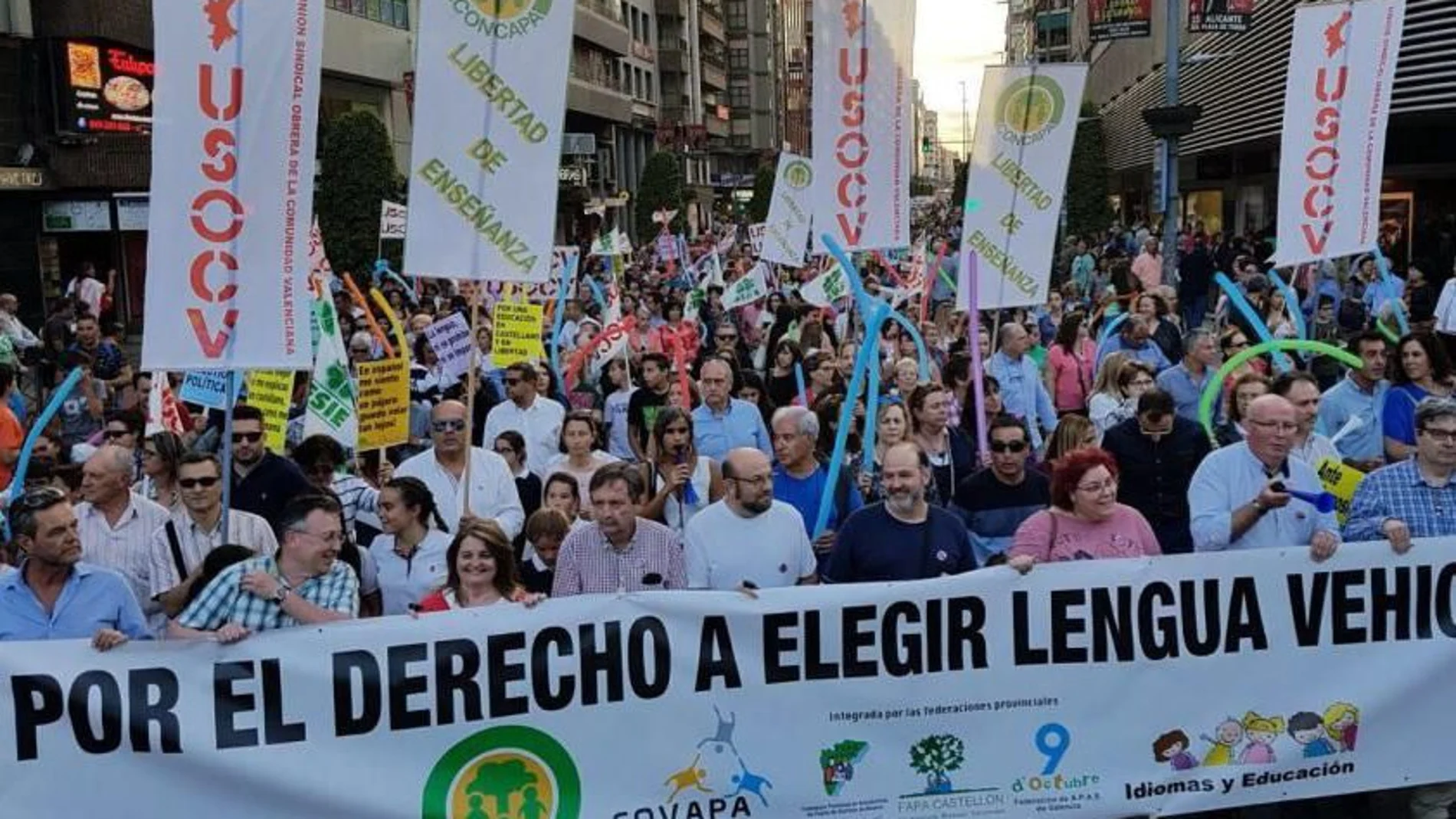 PP, Ciudadanos y Vox secundan hoy las manifestaciones previstas contra la aplicación de la ley del plurilingüismo. En la imagen, una concentración en Alicante