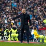 El entrenador del Real Madrid, el francés Zinedine Zidane, da instrucciones a sus jugadores en el partido ante el Sevilla, de LaLiga que se disputa este sábado en el estadio Santiago Bernabéu. EFE/Emilio Naranjo