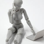 Un maniquí robot habla por el móvil y usa un PC / Foto: Brett Jordan de Unsplash