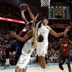 El madridista Tavares coloca un tapón a un jugador del Baskonia