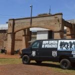 Un vehículo policial, aparcado a las puertas del centro penitenciario