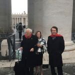 ROMA (ITALIA), 20/01/2020.- El cantante Raphael, acompañado por su esposa, Natalia Figueroa (c), y por el padre Ángel (i), posa para el fotógrafo tras encontrarse con el papa en una audiencia antes de acudir a la inauguración de un nuevo proyecto solidario de Mensajeros de la Paz, este lunes. EFE/Virginia Hebrero