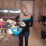 Paris Hilton cocinando lasaña