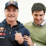 Los Carlos Sainz, padre e hijo, emocionados ayer en el aeropuerto Adolfo Suárez-Madrid Barajas