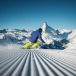 Esquiando en Zermatt con vistas al Matterhorn o Cervino. Foto: Zermatt Tourismus