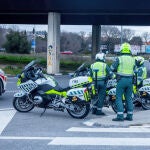 Tres agentes de la Guardia Civil de Tráfico, en el Km 0,100 de la carretera M-511, intersección con la carretera M-502 durante la campaña especial de vigilancia y control de las condiciones del vehículo presentada por la Dirección General de Tráfico (DGT),en Pozuelo
