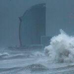 Imagen de archivo de grandes olas en la playa de la Barceloneta