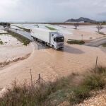 Un camión junto a la rambla desbordada de la Maraña, San Javier, tras las intensas lluvias caidas en las últimas horas en el campo de Cartagena