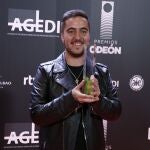 GRAF5166. MADRID, 20/01/2020.- El cantante de música urbana Francisco Javier Álvarez "Beret" tras recibir el premio a "Mejor artista masculino" durante la entrega de los primeros Premios Odeón que se celebra esta noche en el Teatro Real de Madrid. EFE / Javier Lóez Hernández.