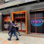 Dos personas pasan junto a la entrada de un local de apuestas en la Calle Bravo Murillo, en Madrid a 21 de enero de 2020.