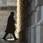 El abogado Jay Sekulow, miembro del equipo de defensa del presidente Donald Trump, llega al Capitolio en Washington este martes