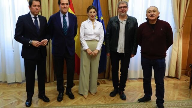 La ministra de Trabajo, Yolanda Díaz, con los agentes sociales