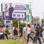 Propaganda electoral de los candidatos al congreso Daniel Olivares (i) y Alberto de Belaunde (d), por el Partido Morado en Lima