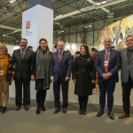 El presidente de la Diputación, Fernando Rodríguez Villalobos (c), junto a alcaldes y otros representantes municipales, en la inauguración de Fitur