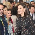 La reina Letizia saluda al consejero de Cultura, Turismo y Deportes, Javier Ortega, en la inauguración de Fitur