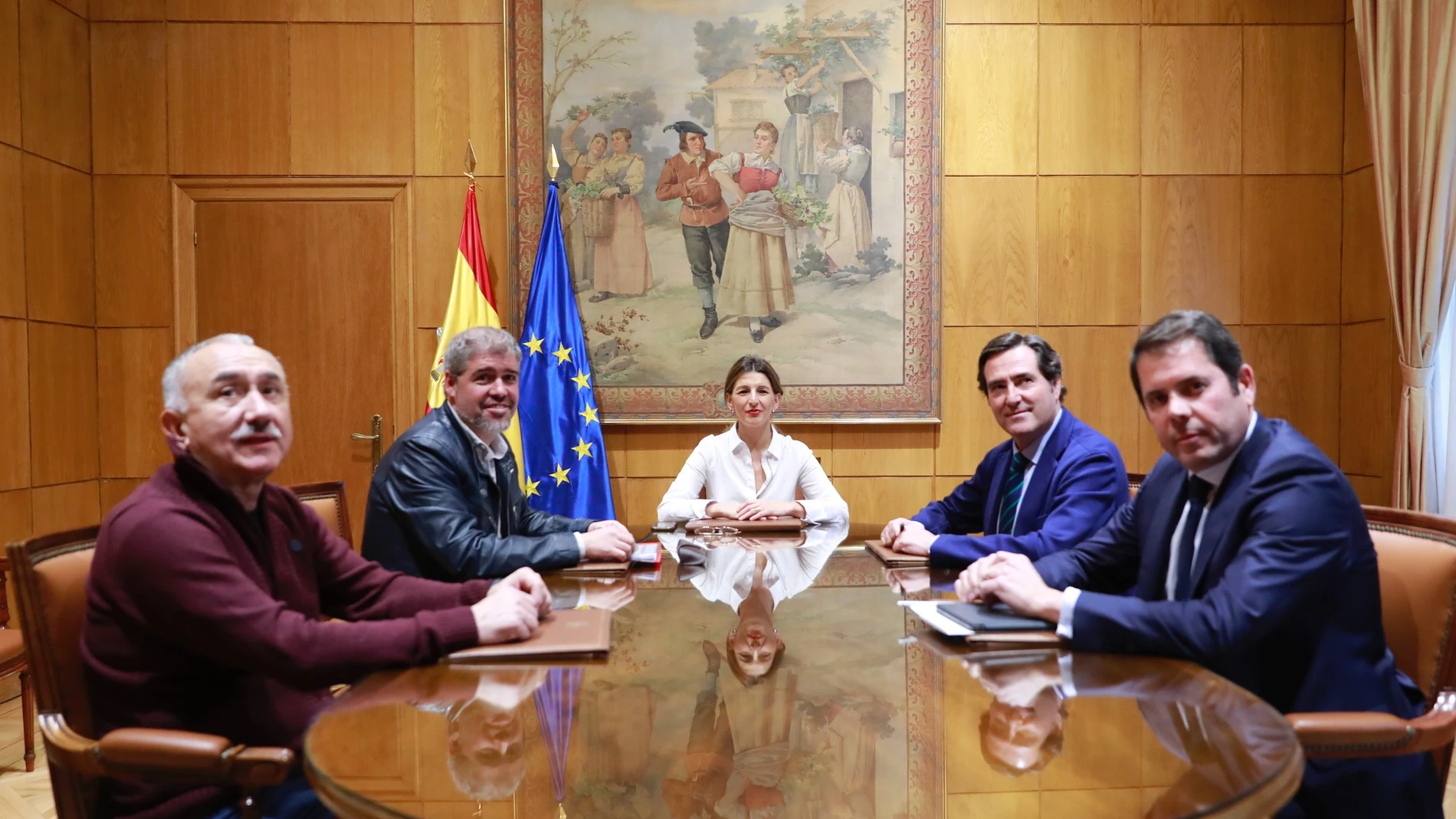 Yolanda Díaz, ministra de Trabajo, preside un encuentro en enero pasado con Antonio Garamendi, presidente de la CEOE, Pepe Álvarez y Unai Sordo, secretarios generales de UGT y CCOO, respectivamente, y Gerardo Cuerva de CEPYME.