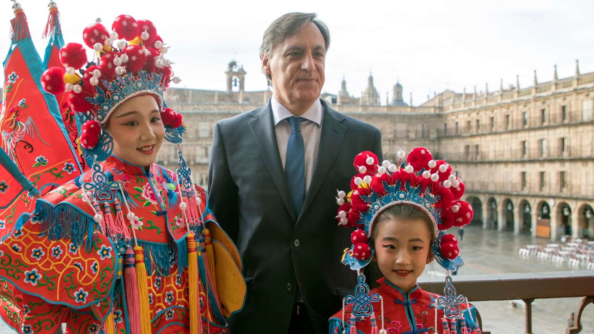 El alcalde de Salamanca, Carlos García Carbayo, recibe a los integrantes de la delegación china que participará en las actividades organizadas en el Año Nuevo Chino