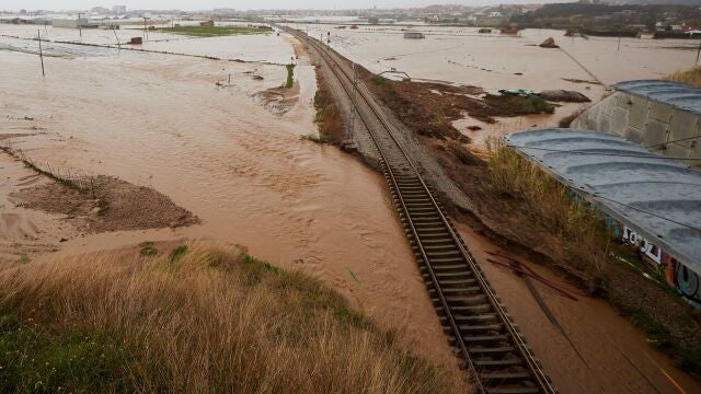 Vista general de la vía férrea a su paso por la localidad de Malgrat de Mar (Barcelona), donde la crecida del río Tordera se ha llevado dos puentes interrumpiendo la circulación de trenes por la costa catalana y de vehículos por la carretera que comunica esta población con Blanes (Girona).- EFE/ Alejandro García