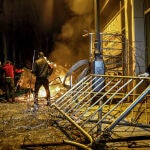 Policías y manifestantes se enfrentaron anoche frente al Parlamento de Beirut/EP