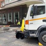 Un motorista de 22 años ha fallecido tras colisionar con un camión cuando circulaba por la calle Bravo Murillo con esquina con la calle La Coruña, en el distrito de Tetuán de Madrid.