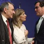 El diputado de Unidas Podemos en el Congreso, Enrique Santiago; la nueva ministra de Trabajo, Yolanda Díaz y el presidente de la CEOE, Antonio Garamendi