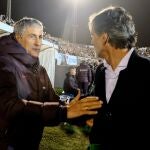 El entrenador del Ibiza, Pablo Alfaro (d) junto al del Barcelona, Quique Setién antes del inicio del partido de dieciseisavos de final de la Copa del Rey que se disputa este miércoles en el estadio de Can Misses. EFE/ Sergio G. Canizares