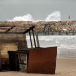 Una torre de vigilancia tumbada en la playa del El Perelló (Valencia), arrastrada por la fuerza de la borrasca "Gloria"