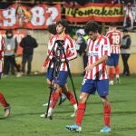 Los jugadores del Atlético de Madrid se retiran del terreno de juego, tras perder ante la Cultural Leonesa en el encuentro correspondiente a los dieciseisavos de final de la Copa del Rey disputado esta noche en el estadio Reino de León.